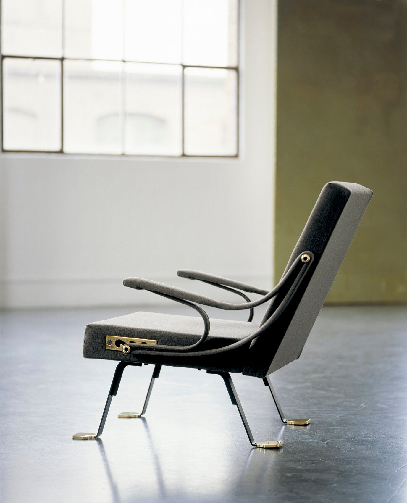 Digamma Armchair